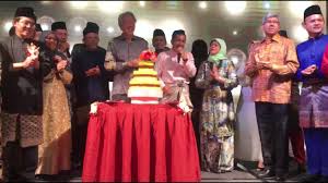 Ku senandungkan lagu untuk mu yang jauh di matadaku kirimkan kasih di angin lalusemoga kan hilang rasa rinduhilang pilu resah di kalbu 1maafkan daku kerana tak dapat bersama mu sayangdi hari raya hari yang bahagiakerana tugas pada negaradan semoga kekal sejahtera ( korus )ku harap. Singing Of Traditional Hari Raya Song At The End Of The 40th Anniversary Gala Dinner Youtube