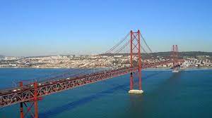 The 25th of april bridge, also known as bridge over the tagus (ponte sobre o tejo), was inaugurated in 1966 with the name 'salazar bridge', the dictator who had it built. Navio Mercante Embate Em Pilar Da Ponte 25 De Abril