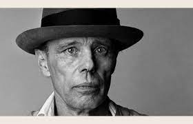 He is most famous for his ritualistic public performances and his. Joseph Beuys Biografie Lebenslauf Des Deutschen Kunstlers Aiw