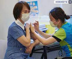 林鄭月娥其後會見傳媒，主動提到有很少數人傳播失實消息、危言聳聽，有意圖污衊國產疫苗，對此予以譴責。 她又指出，有相關人士本身是醫護更令人心痛，勸對方必須收手。 #香港電台 #林鄭月娥 #新冠疫苗 #科興 #復必泰. é¦™æ¸¯å°†æ‰©å¤§æ–°å† ç–«è‹—ä¼˜å…ˆæŽ¥ç§ç¾¤ç»„å¢žåŠ æ¯æ—¥ç–«è‹—æŽ¥ç§åé¢ æ–°å† è‚ºç‚Ž æ–°æµªç§'æŠ€ æ–°æµªç½'