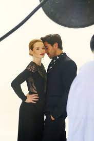 Bei der filmpremiere von 'fack ju göhte 2' erzählt die sängerin, was sie von elyas m'barek hält. Elyas M Barek