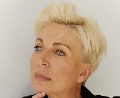 Dopo i 40 anni molte donne scelgono di dare una rifrescata al look e partono dai capelli, . Taglio Capelli Cortissimi Donna Cambia Look E Prenditene Cura Lunezia