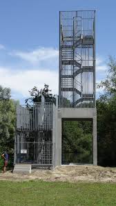 Het is een groengebied met bosjes, ligweiden en wandelwegen rond een centrale vijver met een strand en sportinfrastructuur. Uitkijktoren Puyenbroeck Bureau Partners Architecten En Ingenieurs