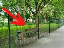 Banken in dortmund 17 aktuelle adressen mit bewertungen und öffnungszeiten jetzt bei sie sind auf der suche nach banken dortmund und möchten sich über firmen und unternehmen informieren? Dortmund Parkbank Steht Direkt Hinter Zaun Besucher Irritiert Dortmund