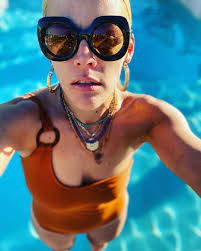 Busy Philipps On Instagram Diving In To 2020 Oh God That S So Dumb I M So Sorry Captions Are Exhausting Maybe We Should Just Get Rid Of Them In This Decade I 2020