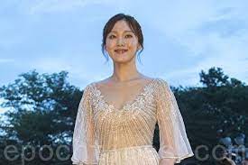 2015年3月，主演家庭剧《 女王之花 》 4 。. J O865hohxwu2m
