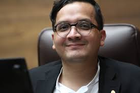 Ortega llama "hombre blanco con privilegios" a Feinzaig durante discusión  del Protocolo de Nagoya