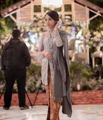 Baju tunangan menjadi komponen yang paling penting dalam sebuah acara lamaran/tunangan, baik untuk tunangan secara tradisional atau mengikuti proses tunangan juga menjadi momen sakral yang seharusnya dialami sekali seumur hidup. Inspirasi Kebaya Wisuda Non Hijab Batik Embos Batik Tia Facebook