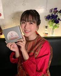 茅野愛衣さんのインスタグラム写真 - (茅野愛衣Instagram)「2021年も終わりに近づいてきましたね…  今年も嬉しい言葉をたくさん頂いて本当に感謝です🌼 ここだけの話、先日のかやのみ生配信の時にこっそりなんじょるから貰ったアルバムを飾ってました☃️  ふっふっふっ ...