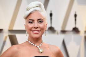 Lady Gaga brilha no tapete vermelho do Oscar 2019