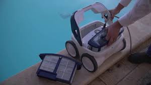 Le robot de piscine est là pour vous faciliter la vie. Presentation Robot Piscine Gre Track 4x4 Youtube