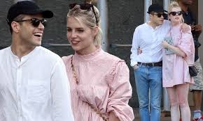 Who is rami malek dating? Rami Malek Snuggles His Leggy Girlfriend Lucy Boynton During Grocery Run In Manhattan Daily Mail Online