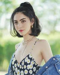Hello and welcome to hair inspiration channel! Looking Very Cute Wearing Gorgeous Sleeveless Printed V Neck Style Top With Jeans Upper Short Bob Hairstyles Hair Beauty Short Hair Styles