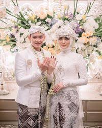 May 21, 2021 · gaun pengantin simple salah satu yang banyak dicari untuk dikenakan di hari spesial. Foto Inspirasi Kebaya Pengantin Putih 15 Artis Indonesia Halaman 2