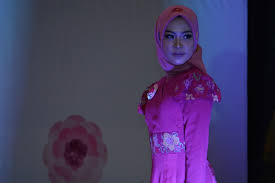 Desain baju muslimah adalah aplikasi kumpulan model baju muslim untuk wanita dengan desain modern yang bisa anda jadikan sebagai referensi untuk membuat atau membeli baju muslimah masa. Infopublik Desain Busana Muslim Karawo