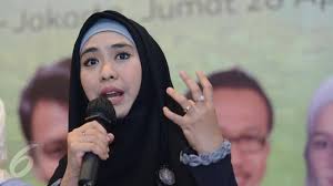 Nonton berbagai video menarik dari channel oki setiana dewi. Oki Setiana Dewi Panutan Muslimah Indonesia Telisik Id