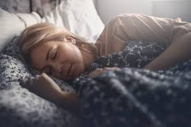 Das bett steht zwischen der wand und dem schreibtisch. Schlafmediziner Erklart Warum Zuckt Man Beim Einschlafen Fit For Fun