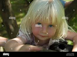 Foto di stock di due anni dai capelli biondi dagli occhi blu ragazza Foto  stock