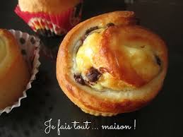 Petites Brioches A La Creme Patissiere Et Pepites De Chocolat Petite Brioche Patissiere Recette Patisserie Facile
