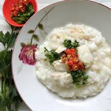 Sajikan bubur di mangkuk 12. Resepi Bubur Ikan