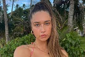 Dora Hewitt's Instagram, Twitter & Facebook