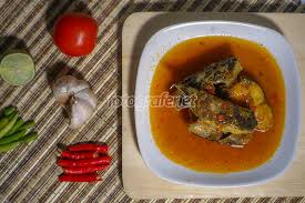 Beri garam dan perasan jeruk nipis. Fotografer Net Galeri Ikan Sembilang Masak Asam Pedas