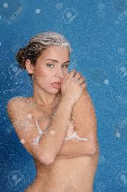 Retrato De Jóvenes Mujeres Sexy Desnudas Con Nieve Fotos, retratos,  imágenes y fotografía de archivo libres de derecho. Image 35369384