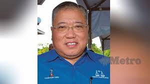 Penyampaian cenderamata kepada yang berhormat dato' seri tiong king sing. Tiong King Sing Tolak Jawatan Timbalan Menteri