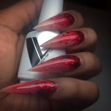 Uno de los tipos de diseños más populares es dar a las uñas acrílicas un aspecto de pintura al óleo. Lonna Janee On Instagram This Red Is Everything Idk If I M More In Love With This Photo Set Or Top Coat Red Acrylic Nails Red Nails Pretty Acrylic Nails