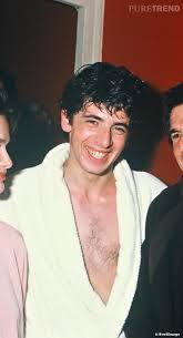 His first success came as an actor, in 1979's le coup de sirocco.he continued acting in films, on television, and in the theater while pursuing his. On Laisse Parler La Photo Torse Nu Et Cheveux Humides Patrick Bruel Le Sex Appeal A L Etat Pur Puretrend