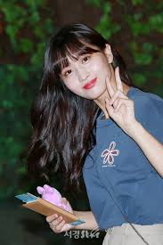 김희철은 보이그룹 슈퍼주니어 멤버로 2005년 데뷔했다. íŠ¸ì™€ì´ìŠ¤ Twice ëª¨ëª¨ ê·€ì—¬ìš´ ëª¨ëª¨ë§ ê³µí•­íŒ¨ì…˜