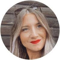 Danielle Groom's Instagram, Twitter & Facebook