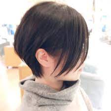 大人かわいい前下がりショートボブ アッシュグレージュ 前下がりショートボブベースで前髪長めの小顔クールショート 全体をセミウエットで無造作にスタイリング 斜めバングに耳かけすると大人かわいい雰囲気に カラーはイルミナカラーでナチュラルなベージュに