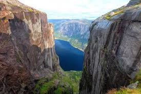 Kjeragbolten is a boulder on the mountain kjerag in sandnes municipality in rogaland county, norway. Eine Wanderung Zum Kjeragbolten In Norwegen Urlaubsguru