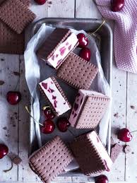 Kirsch Cookie Eis Sandwiches Mit Kakao Keksen Meine Kuechenschlacht Cookie Eis Kakao Cookies Gefrorene Desserts