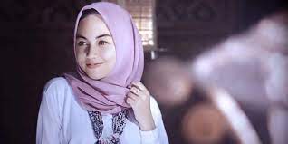 Itulah beberapa alasan mengapa berpenampilan menarik menjadi salah satu syarat dalam melamar pekerjaan dan cara untuk mengatasi hal tersebut. 10 Cara Berpenampilan Menarik Untuk Wanita Berhijab