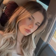 Ayse Cetin's Instagram, Twitter & Facebook