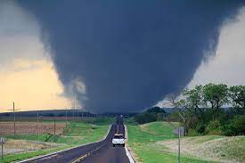 One of canada's biggest, most dangerous twisters in recent years touches down and eviscerates any structure that gets in its way. Tornade Vikidia L Encyclopedie Des 8 13 Ans