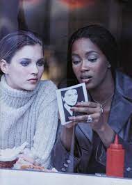 Campbell was one of six models of her generation declared supermodels by the fashion industry and the international press. Kate Moss And Naomi Campbell By Peter Lindbergh For Harper S Bazaar December 1994 90s