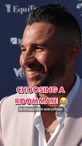 Living with your teammates? Sometimes seeing them at work is enough. 🤣  #dodgers #mlb #sports #baseball #losangeles #spanish #funny #latino