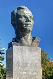 Russians have been commemorating yuri gagarin's achievements 60 years after he became the first human blasted into space. Yuri Gagarin Monument Moskau Russland Stockfoto Bild Von Rakete Spacesuit 54324078