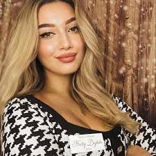 Alexandra Mier's Instagram, Twitter & Facebook