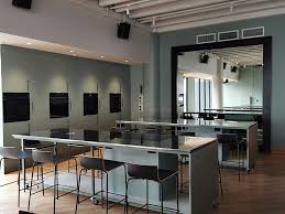 Four cooking zones including a dual element. Cooking School Homeland