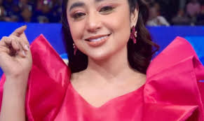 Sensasi Seru Makan Ditemani Jerapah di Royal Safari Garden