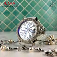 blancpain 寶珀將 睡蓮 中那令人嘆服的光與影呈現於面盤上 不規則的珍珠母貝錶盤的獨創設計 傳神的呈現出蓮花多層次層疊的花瓣 營造出光怪陸離的視覺效果 使其奪人眼目 blancpain 寶珀