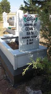 Y harfinin altıdaki yazı pütürlü yere geldiğinden temizlenirken taş bozulmuş biraz. Konya Mezar Taslari Fiyatlari Konya Mermer Mezar