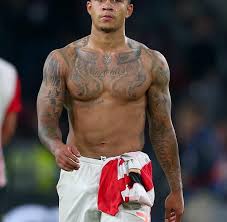 Memphis depay tattoo on hand. Memphis Depay Manchester United Feiert Den Exzentrischen Goldzahn Welt