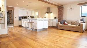 Lantai kayu laminate kami memiliki wear layer 0.3 mm yang melindungi tiap papan parket ini dari kotoran yang berpotensi merusak flooring. Plus Minus Gunakan Bahan Parket Motif Kayu Di Lantai Rumah