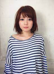 肩につかない程度のワンレングスボブにラフな動きを付けたナチュラルスタイル 毛先に質感調節カットを入れて柔らかく動く髪に ふわふわなエアリー感からルージーなウエット感に質感をチェンジ 耳かけok ヴィンテージ風 黒髪にも似合います 可愛いヘア 髪型