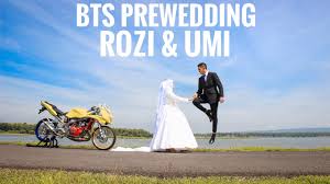 Foto prewedding dengan motor antik/klasik ini bisa jadi pilihan untuk foto prewedding yang akan di lakukan karena dimana pada saat sekarang motor2 antik/klasik ini jadi keren dan zaman sekarang. Prewed Iboyz Dolken Bebep Mini Ninjas By Iboyz Dolken